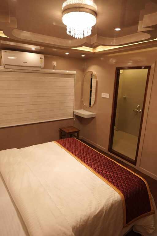 Five bedroom celebration houseboat on Kerala backwaters