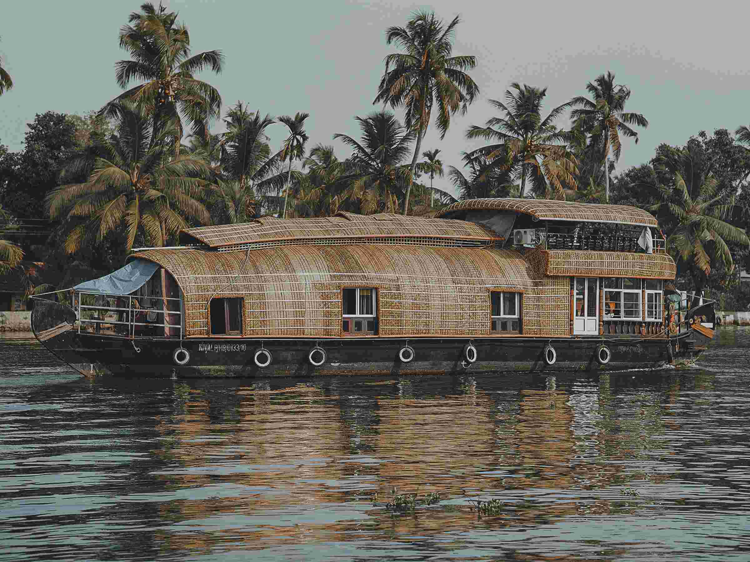 Family houseboat cruise in Alappuzha