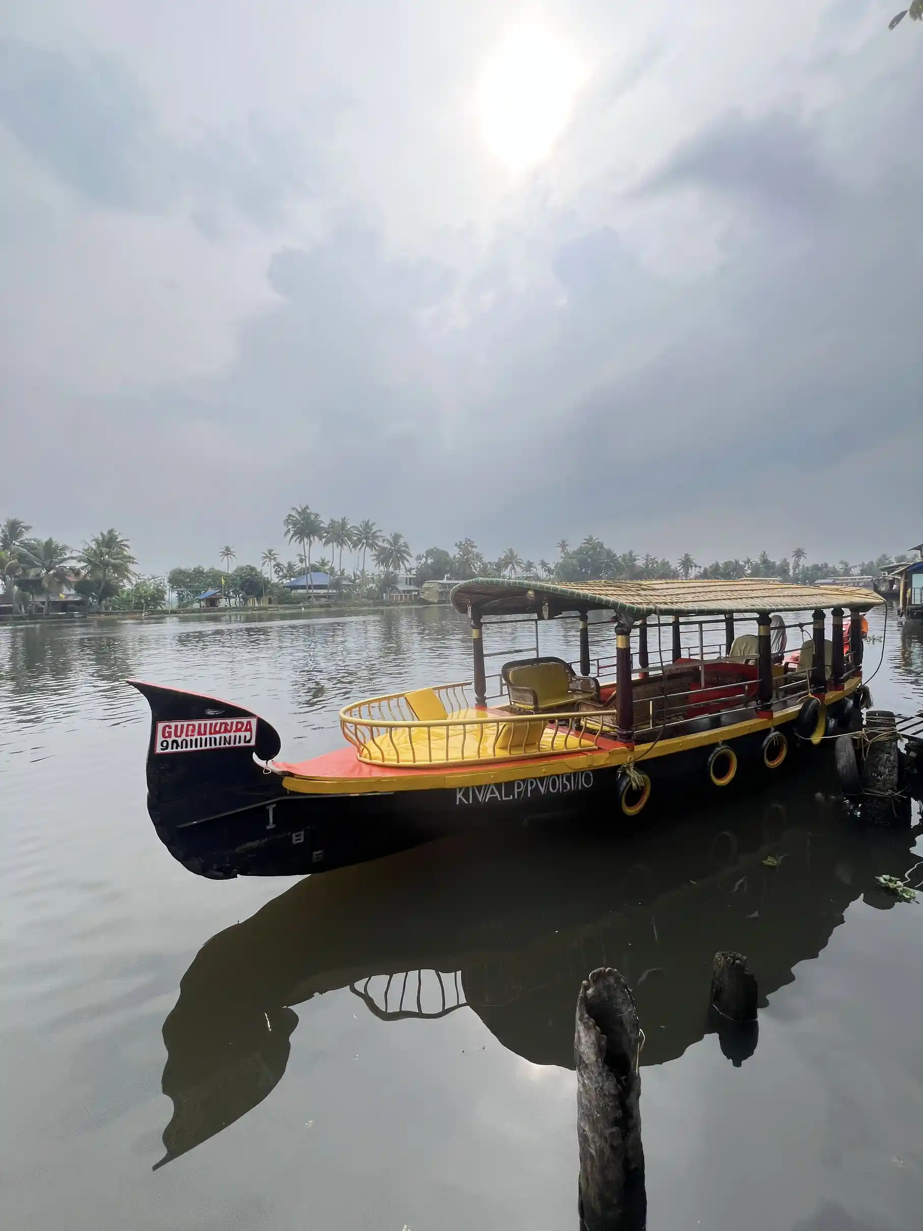 Traditional village-side boat route in Alappuzha
